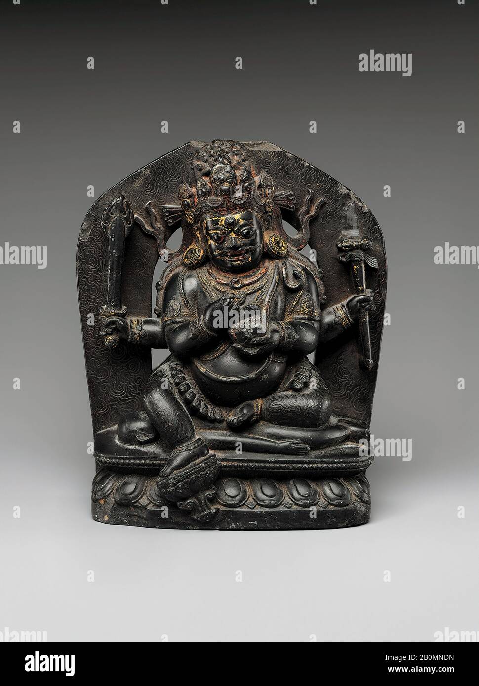 Mahakala Assis dans La Facilité royale, Tibet, XIIe siècle, Tibet, pierre avec polychrome, H. 4 3/8 in. (11,1 cm) ; avec 3 5/8 po. (9,2 cm) ; D. 2 po. (5,1 cm), Sculpture Banque D'Images