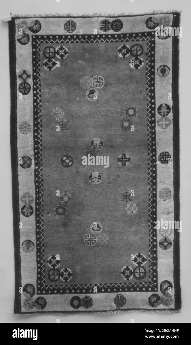 Rug, Chine, dynastie Qing (1644–1911), Date fin XIXe siècle, Chine, Fondation : chaîne et trame de coton; nouage de laine, 47 x 26 po. (119,38 x 66,04 cm), textiles-Tapis Banque D'Images