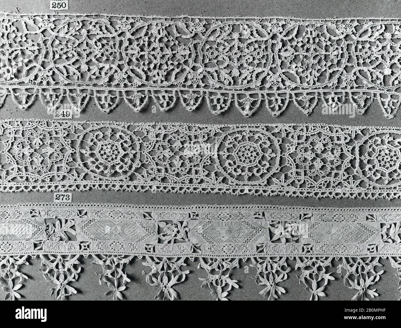 Bande, française, début du XVIIe siècle, française, dentelle à aiguille, L. 33 x W. 2 1/2 pouces (83,8 x 6,4 cm), textiles-lacets Banque D'Images