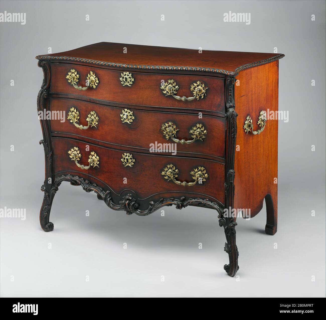 Attribué À William Vile, Commode, Britannique, Attribué À William Vile (Britannique, Somerset 1715–1767 Londres) Et John Cobb (Britannique, Ca. 1715–1778 Londres), CA. 1760, britannique, pin, avec acajou; bronze doré, Total: 35 × 42 × 24 3/4 in. (88,9 × 106,7 × 62,9 cm), Meubles de bois Banque D'Images