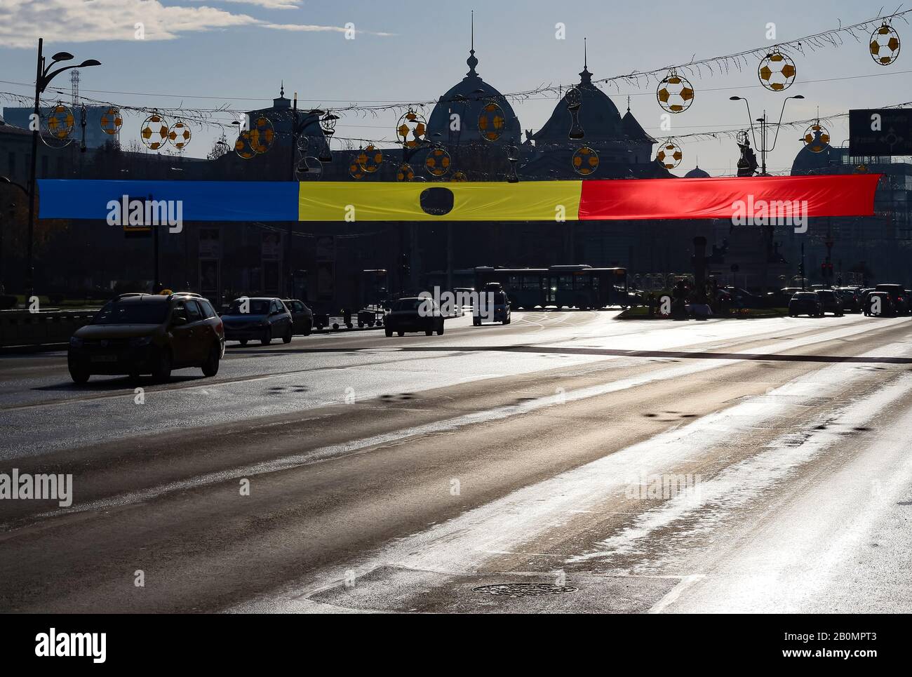 Bucarest, Roumanie - 22 décembre 2019: Un drapeau roumain avec un trou au milieu est affiché près de la place de l'Université à la mémoire des victimes du Banque D'Images
