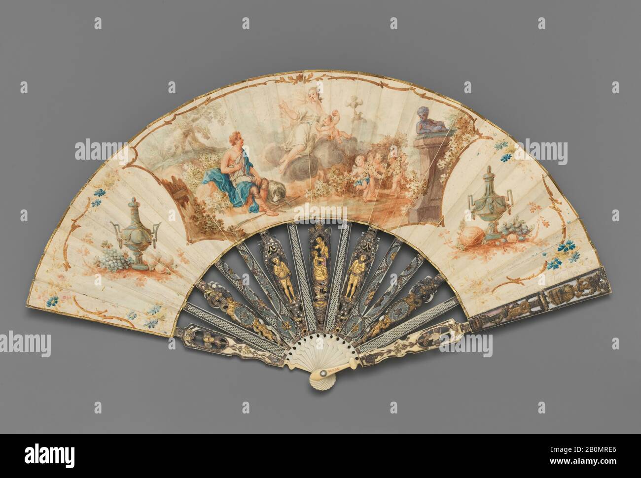 Fan représentant Vénus apparaissant à Adonis (?), britannique, CA. 1760–90, britannique, Chevreau Peint, ivoire sculpté et percé, feuille de métal, nacre; verre, confirmé: 10 3/4 × 20 1/4 × 1 in. (27,3 × 51,4 × 2,5 cm), Ventilateurs Banque D'Images