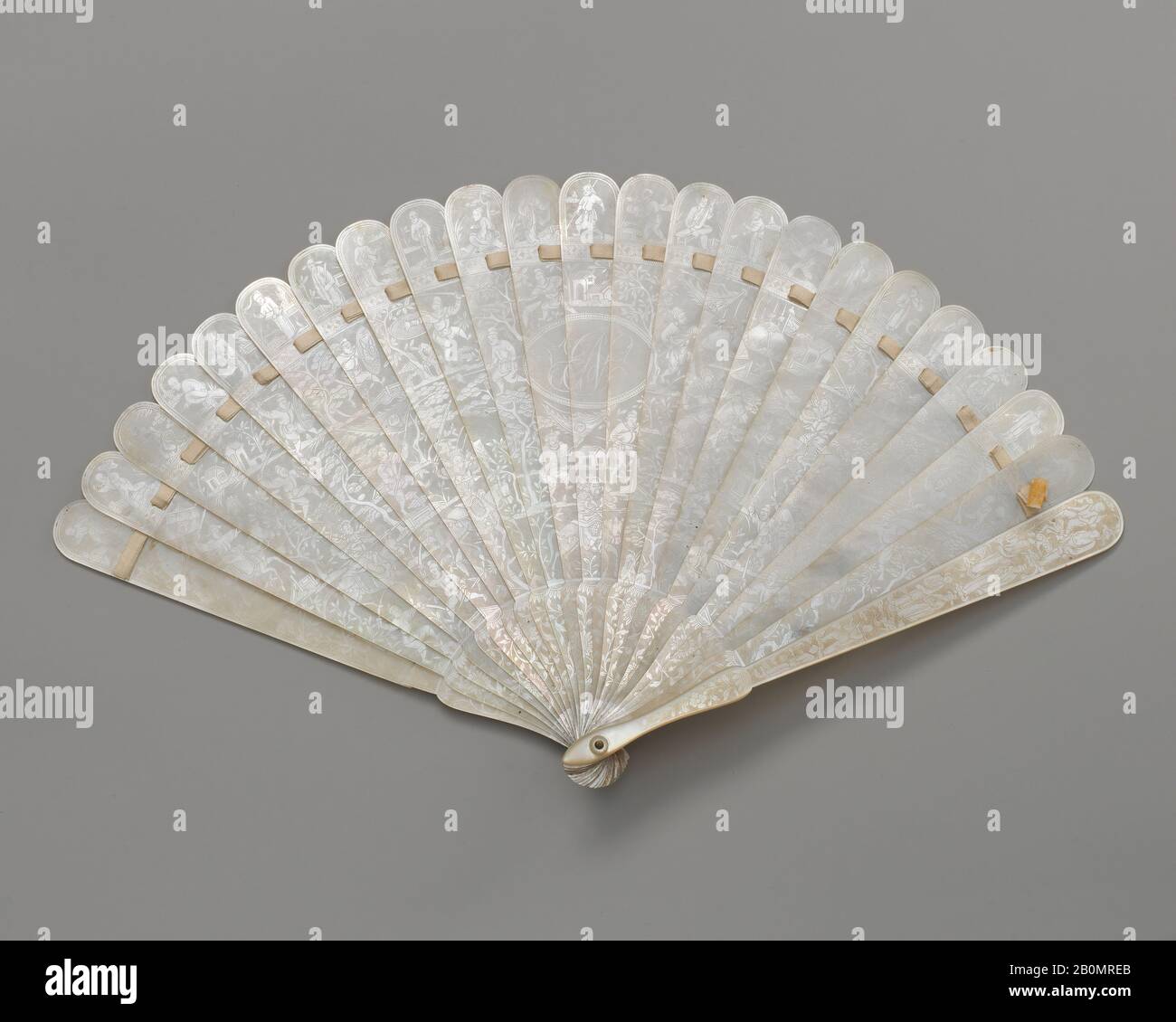 Fan, chinois, début du XIXe siècle, chinois, nacre, 7 1/4 x 12 3/4 in. (18,4 x 32,4 cm), Ventilateurs Banque D'Images