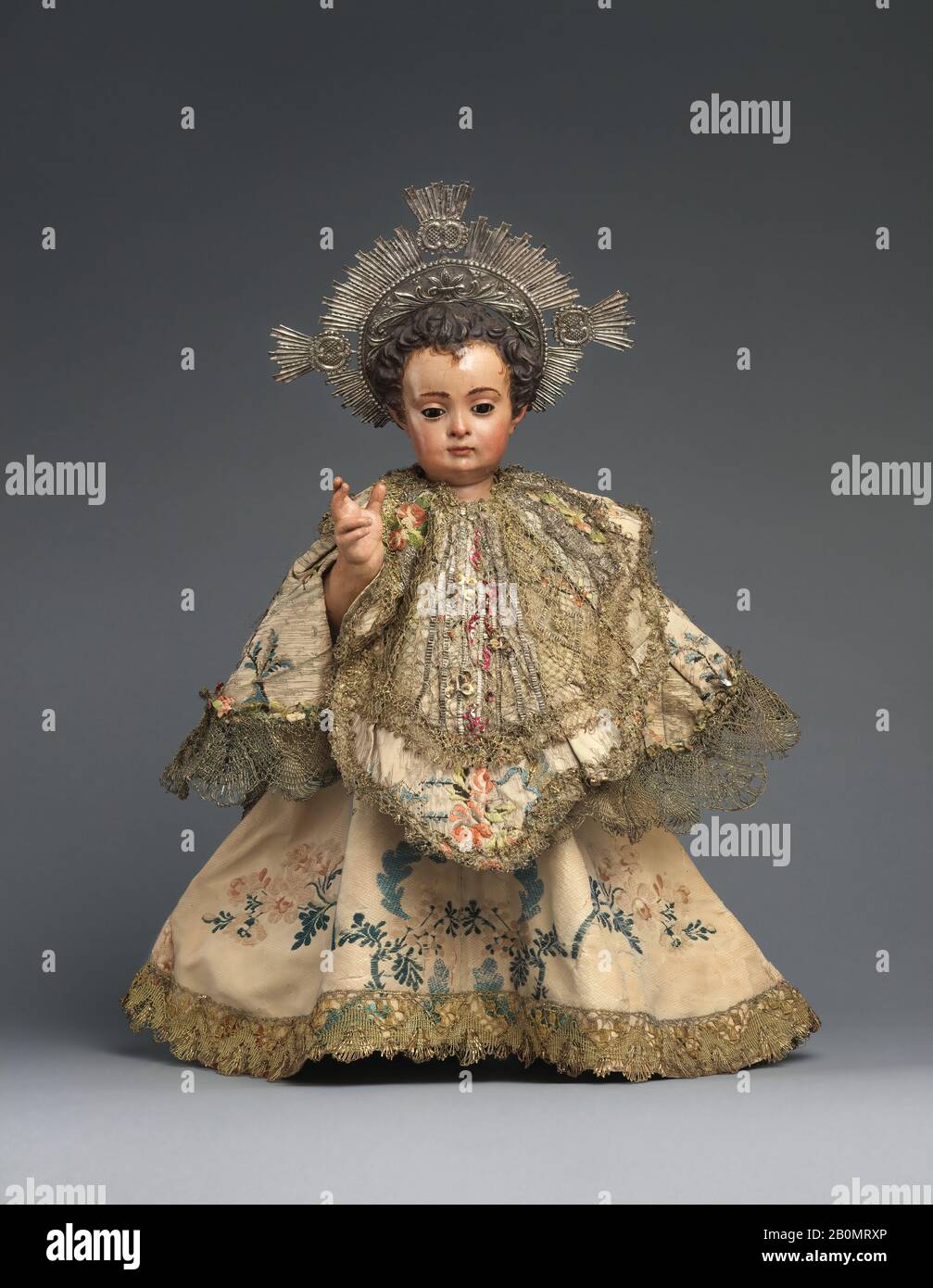 Juan De Mesa, L'Enfant Jésus Triomphant, Espagnol, Séville, Juan De Mesa (Espagnol (Andalou), Cordova 1583–1627 Séville), Ca. 1625, espagnol, Séville, plomb polychromé, verre, argent, soie et dentelle argentée, Total (figure (A) sans halo, avec confirmation): 16 × 6 1/8 × 6 in., 4.7 lb. (40,6 × 15,6 × 15,2 cm, 2,1 kg), Total (halo (b), confirmé) : 6 1/8 × 8 po. (15,6 × 20,3 cm), hauteur (chiffre avec halo, confirmé): 19 po. (48,3 cm), Sculpture Banque D'Images