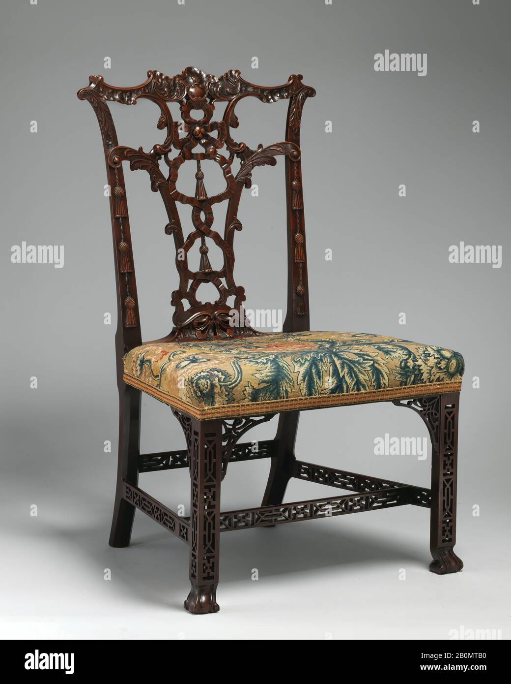 Chaise latérale (une paire), britannique, CA. 1755–60, Britannique, acajou; broderie sur toile, Total : 39 × 23 3/4 × 18 in. (99,1 × 60,3 × 45,7 cm), Meubles de bois Banque D'Images