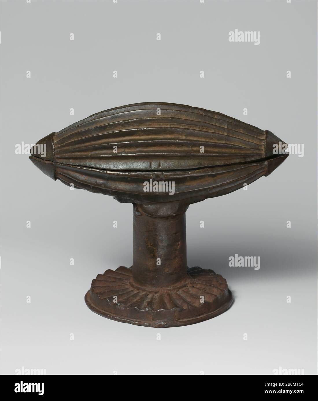 Bateau à lédded : Gourd flué, peuples Edo, XVIe–XIXe siècle, Nigeria, Cour du Bénin, peuples Edo, laiton, H x l x P : 9 1/4 x 7 1/2 x 3 1/2 po. (23,5 x 19,1 x 8,9 cm), conteneurs métalliques Banque D'Images