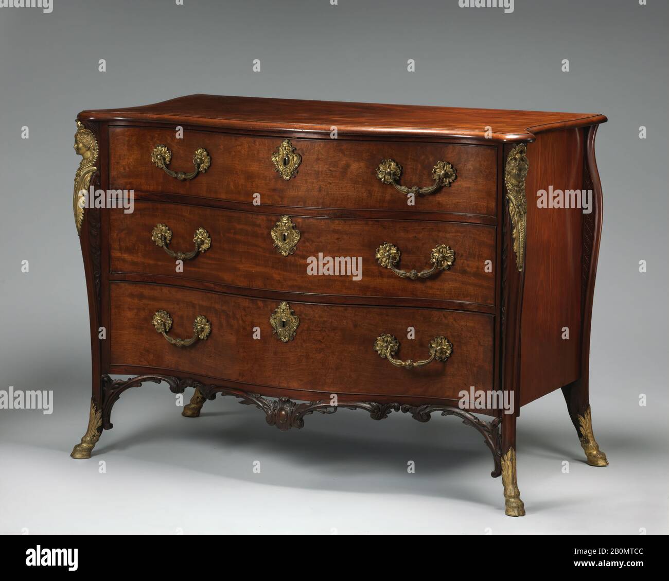 Attribué à William Vile, commode britannique, Attribué à William Vile (britannique, Somerset 1715–1767 Londres) et John Cobb (britannique, CA. 1715–1778 Londres), CA. 1750, britannique, pin, avec acajou; bronze doré, Total: 36 1/2 × 48 × 24 3/4 in. (92,7 × 121,9 × 62,9 cm), Meubles de bois Banque D'Images