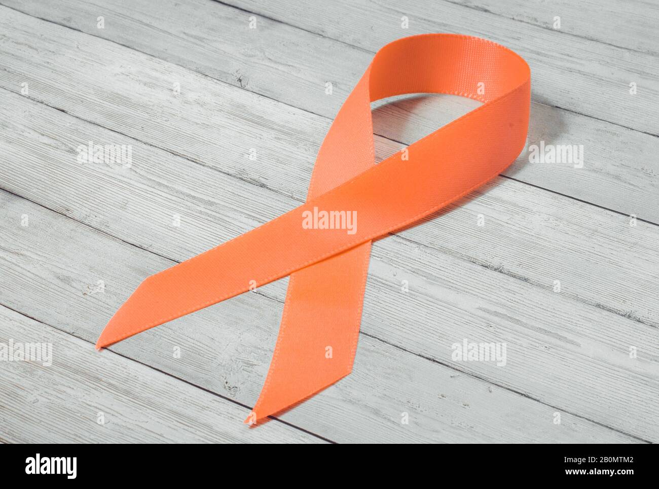 Ruban orange sur fond de bois, symbole du problème de la violence contre  les femmes, association contre le cancer du rein, symbole de solidarité  Photo Stock - Alamy