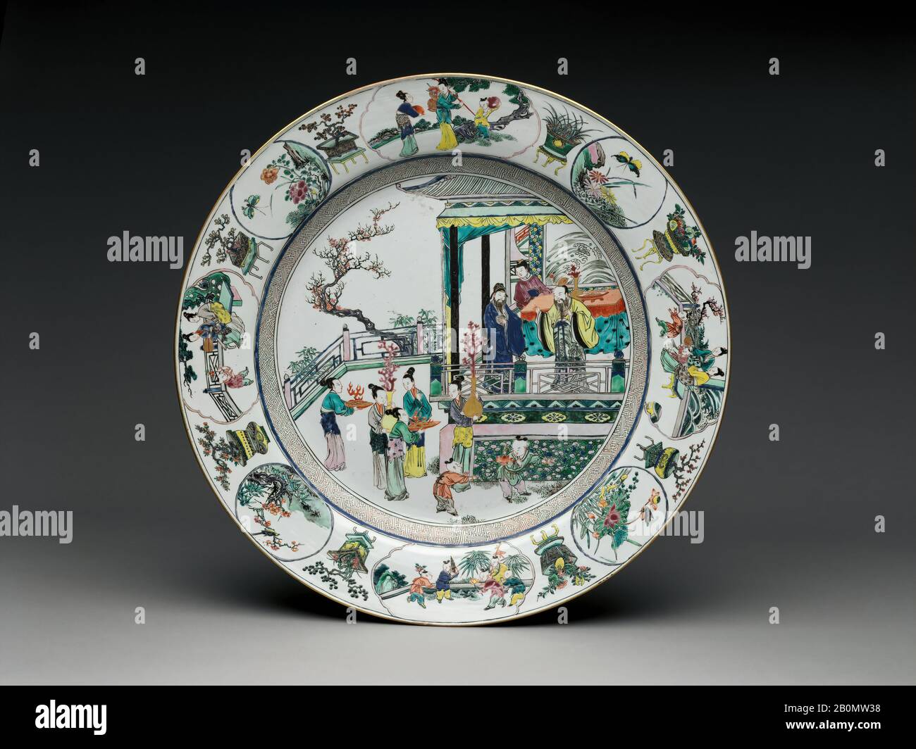 Plaque avec scène d'Offrir des plantes de corail à l'empereur, Chine, dynastie Qing (1644–1911), période Yongzheng (1723–35), début du XVIIIe siècle, Chine, Porcelaine peinte avec des émaux de couleur sur le biscuit (Jingdezhen ware), H. 3 5/8 in. (9,2 cm) ; diam. 21 7/8 po. (55,6 cm), céramique Banque D'Images