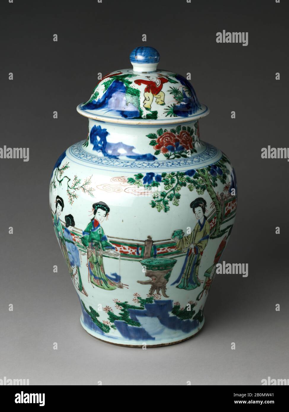 Pot avec les femmes aux loisirs, Chine, dynastie Qing (1644–1911), période Shunzhi (1644–61), date du milieu du XVIIe siècle, Chine, Porcelaine peinte avec des émaux de couleur sur glacer transparent (Jingdezhen ware), H. avec couverture 19 7/8 po. (50,5 cm) ; diam. À la bouche 7 5/8 in. (19,4 cm), céramique Banque D'Images