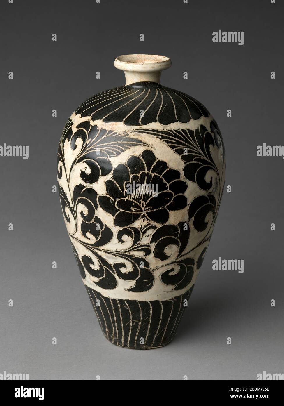 Vase à motif pivoine, Chine, dynastie Northern Song (960–1127), Date 11ème–début XIIe siècle, Chine, grès à glissement blanc et noir et décoration coupée sous verglas transparente (Cizhou ware), H. 12 1/2 in. (31,8 cm), céramique Banque D'Images