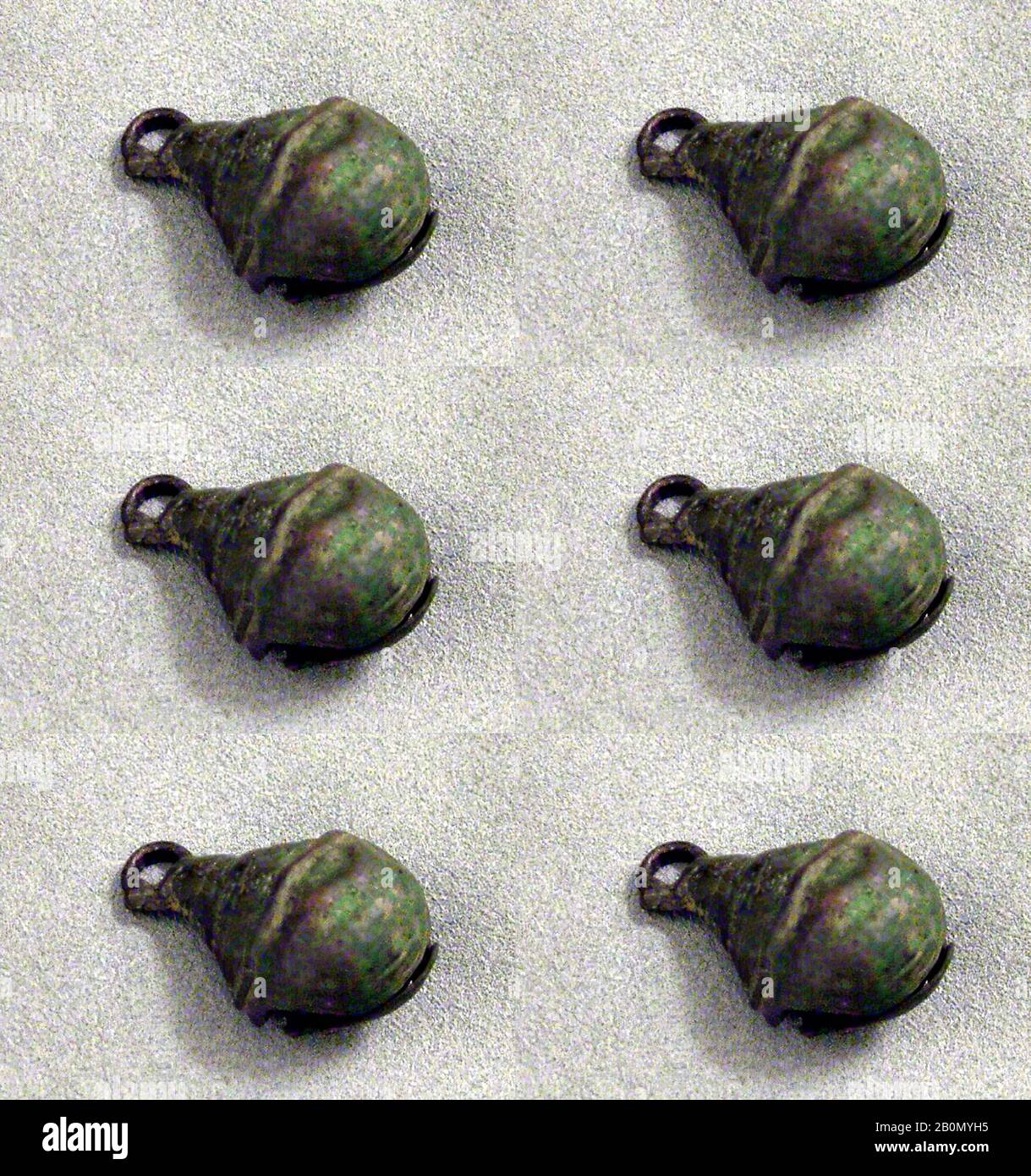 Bell, mexicaine, précolombienne, du 10 au 16 e siècle, Mexique, mexicaine, cuivre, Total : 3,2 x 2,1 cm (1 1/4 x 13/16 po), cloche idiophone-Secouée-rotale Banque D'Images