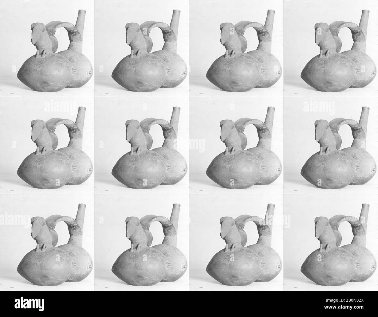 Bocal de sifflement, péruvien, précolombien, Date 200 B.C.–1534 A.D., région côtière, Pérou ou Équateur, péruvien, poterie, H. 6 3/16 × W. 5 1/16 × L. 7 9/16 in., 20 oz. (15,7 × 12,8 × 19,2 cm, 5666 g), flûte aérophone-blow pour trou Banque D'Images