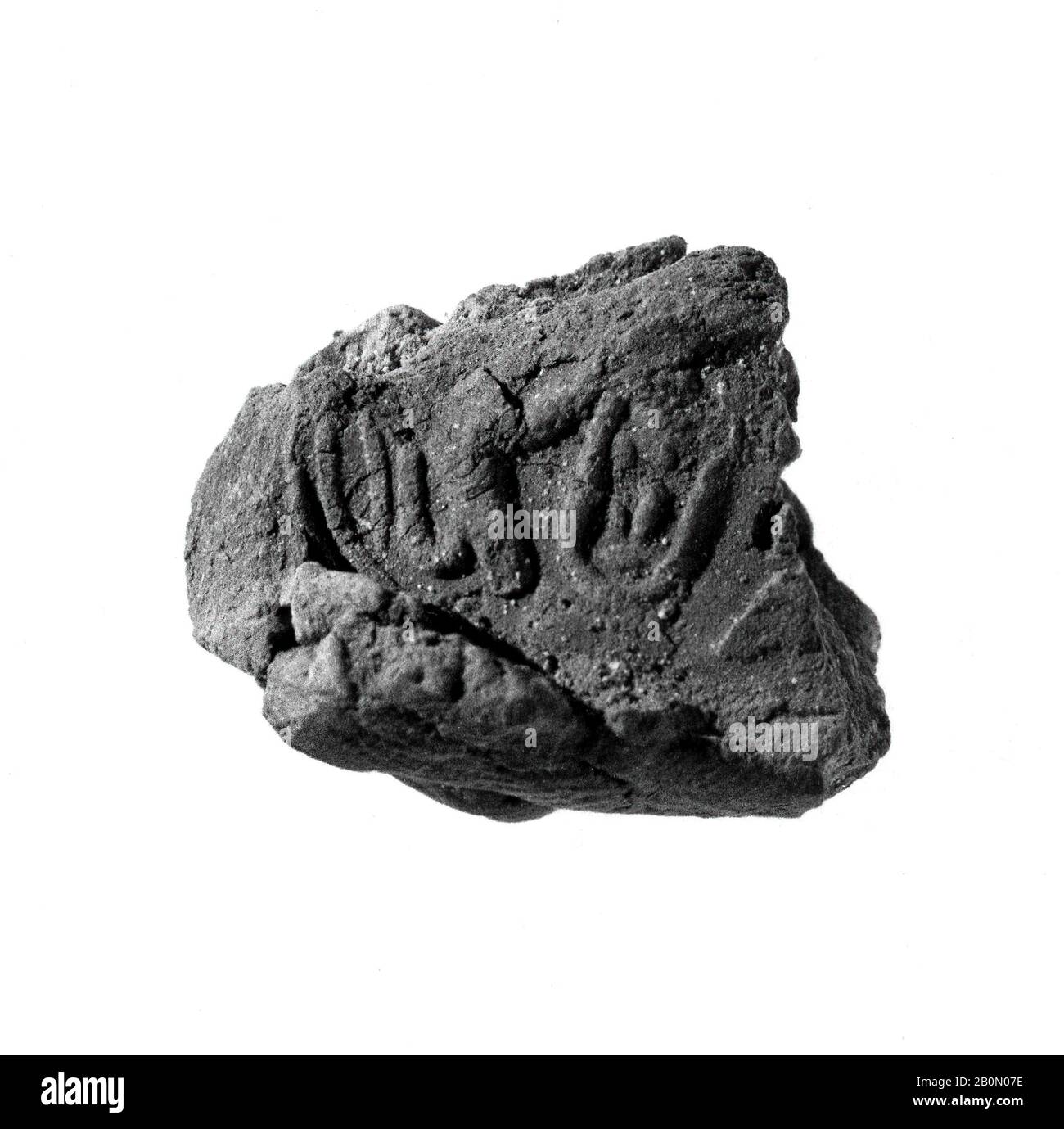 Document De Scellement avec le trône Nom d'Amenhotep III, Nouveau Royaume, dynastie 18, règne d'Amenhotep III, CA. 1390–1353 C.-B., D'Égypte, de Haute-Égypte, de Thèbes, de Malqata, de West Villas, de West Villa B, 1910–12, de Mud, H. 1,7 cm (11/16 po); w. 2,1 cm (13/16 po) ; th. 0,8 cm (5/16 po Banque D'Images
