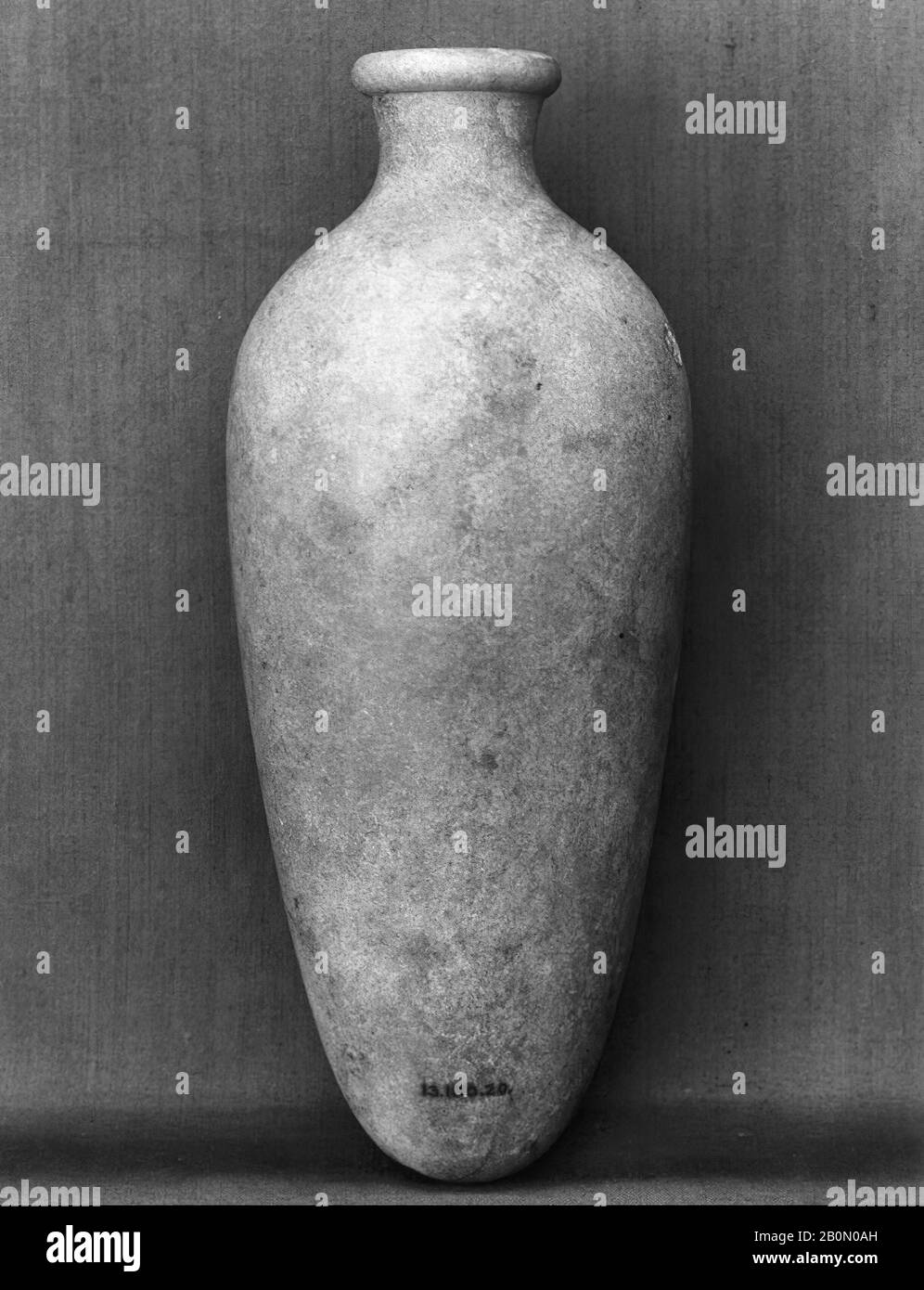 Vase de toilette, Royaume Du Moyen-Orient Tardif, dynastie 17, CA. 1850-1700 av. J.-C., D'Égypte, de Haute-Égypte, de Thèbes, d'Asasif, fosse dans le portique, 1912–13, marbre bleu, H. 16,6 × Diam. 6,8 cm (6 9/16 × 2 11/16 po Banque D'Images