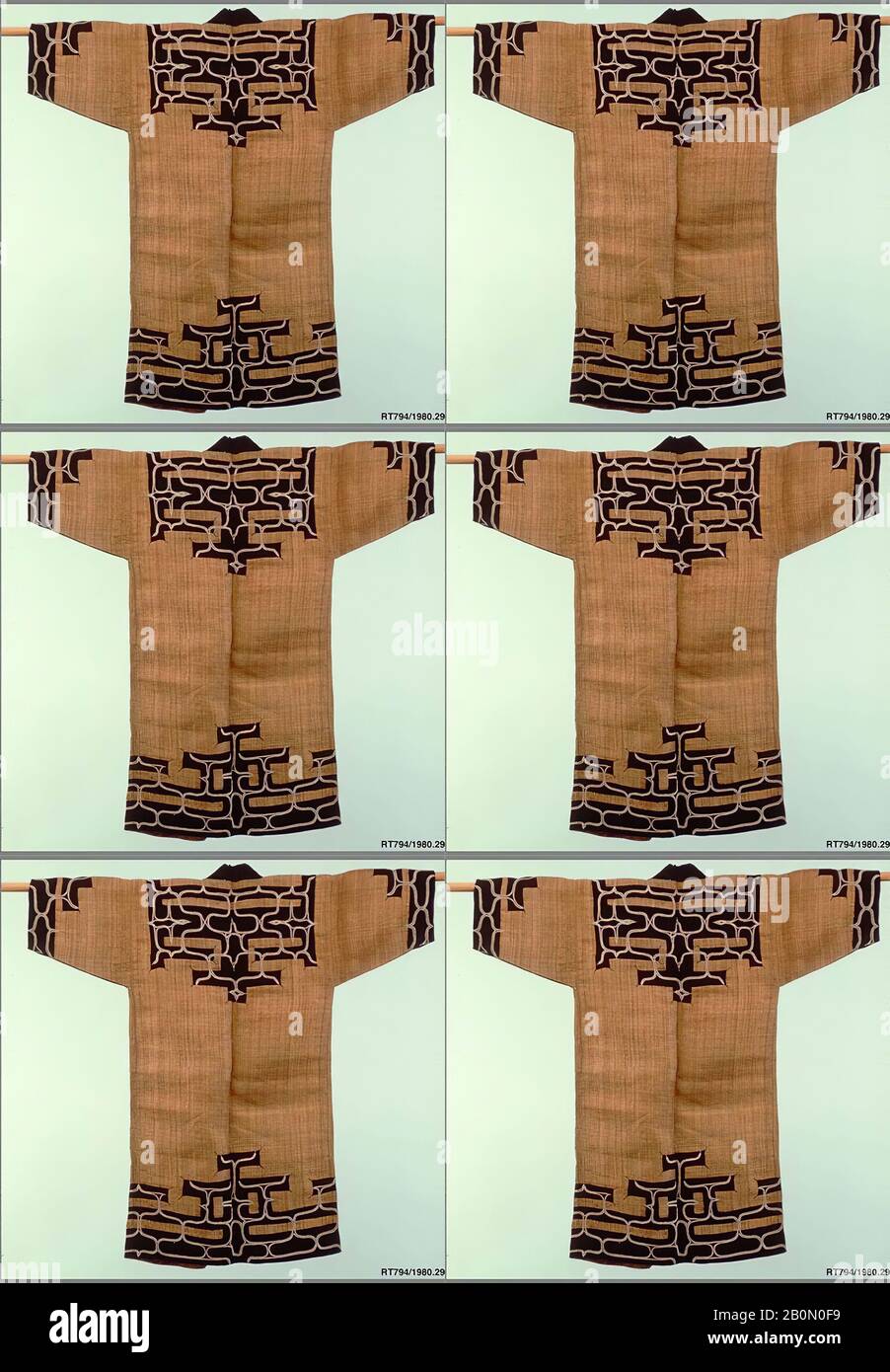 Ainu Robe, Japon, période Meiji (1868–1912), date du XIXe siècle, Japon, fibre d'écorce d'orme avec appliqué de tabby indigo-teint (atsushi), 48 x 25 po. (121,92 x 63,50 cm), textiles-costumes Banque D'Images