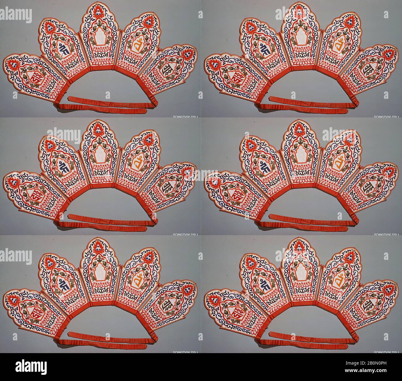 Lamaist Headdress, Chine, dynastie Qing (1644–1911), date du XIXe siècle, Chine, soie, 10 x 22 po. (25,40 x 55,88 cm), costumes brodés Banque D'Images