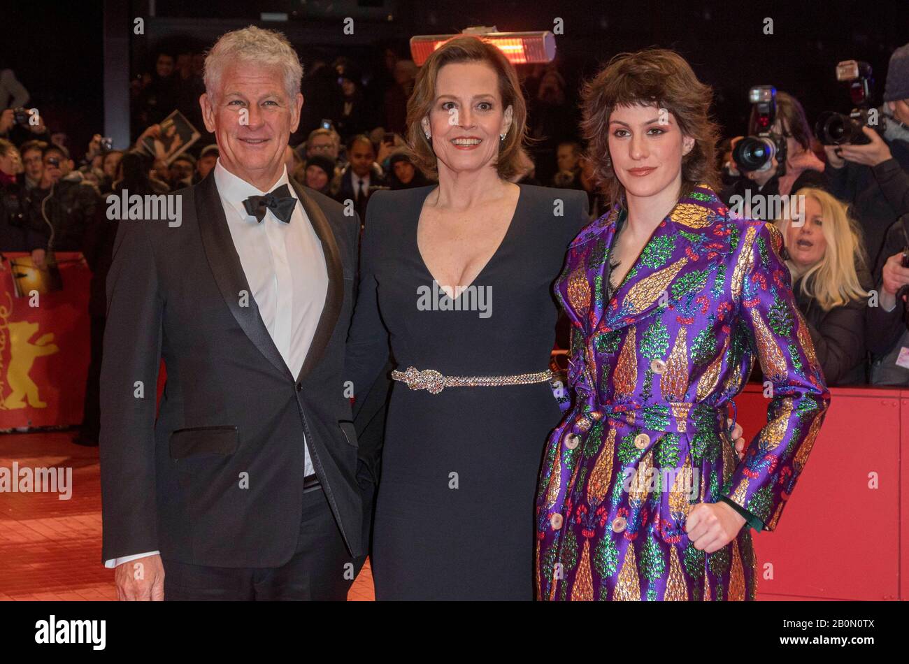 Sigourney Weaver (c), son mari Jim Simpson (l) et leur fille Charlotte Simpson assistent à la première de « My Salinger Year » dans la nuit d'ouverture du 70ème Festival international du film Berlinale à Berlinalepalast à Berlin, Allemagne, le 20 février 2020. | utilisation dans le monde entier Banque D'Images