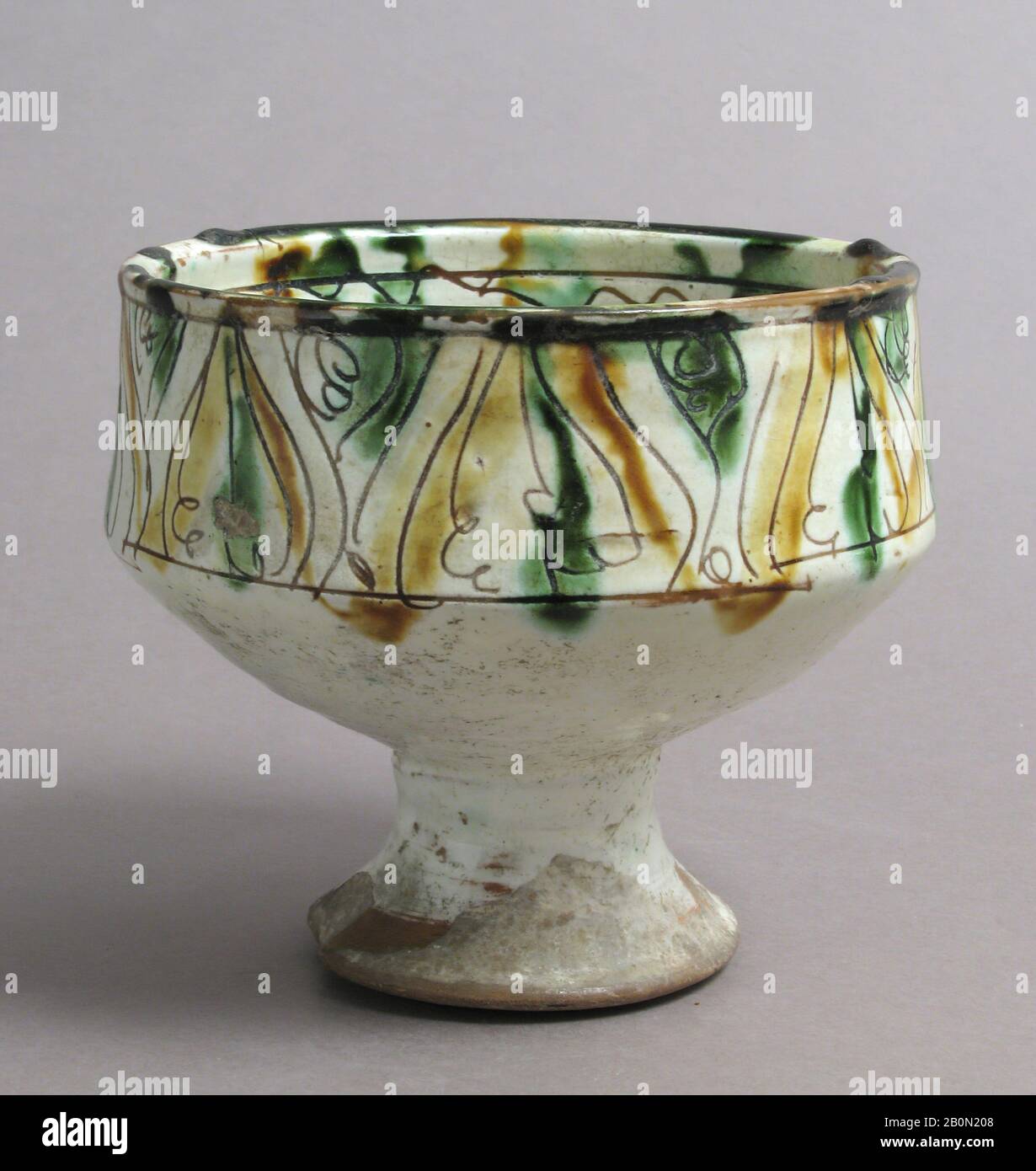 Tasse à pieds avec des palmettes, byzantine, fin du XIVe siècle, Faite à Chypre, byzantine, Faïence, vernie, Globalement: 4 13/16 x 5 1/2 in. (12,3 x 13,9 cm), diam. du pied: 2 15/16 po. (7,5 cm), céramique Banque D'Images