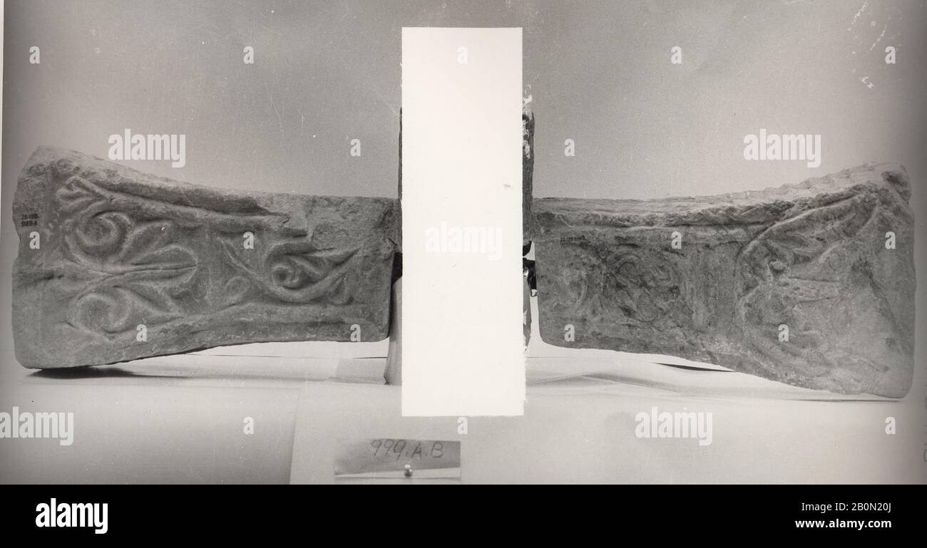 Bloc, catalan, CA. 1130–40, Fabriqué en France, catalan, marbre, A) Dans L'Ensemble : 19 3/4 x 10 3/4 x 9 3/4 in. (50,2 x 27,3 x 24,8 cm), b) Hors Tout : 19 1/4 x 11 1/4 x 10 1/2 po. (48,9 x 28,6 x 26,7 cm), Sculpture-architectural Banque D'Images