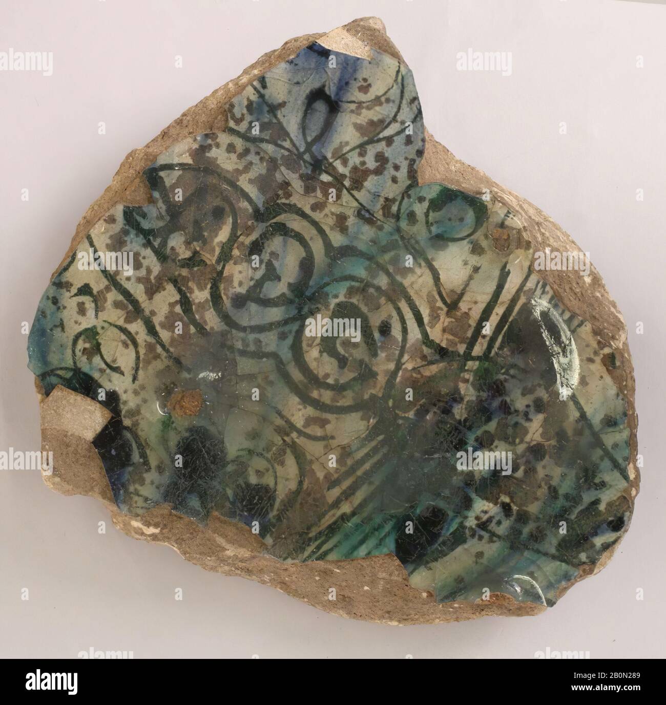 Fragment du XIVe au XVe siècle, Attribué à l'Egypte ou à la Syrie, Stonepate; sous-glacis polychrome peints sous un vernis incolore, céramique Banque D'Images