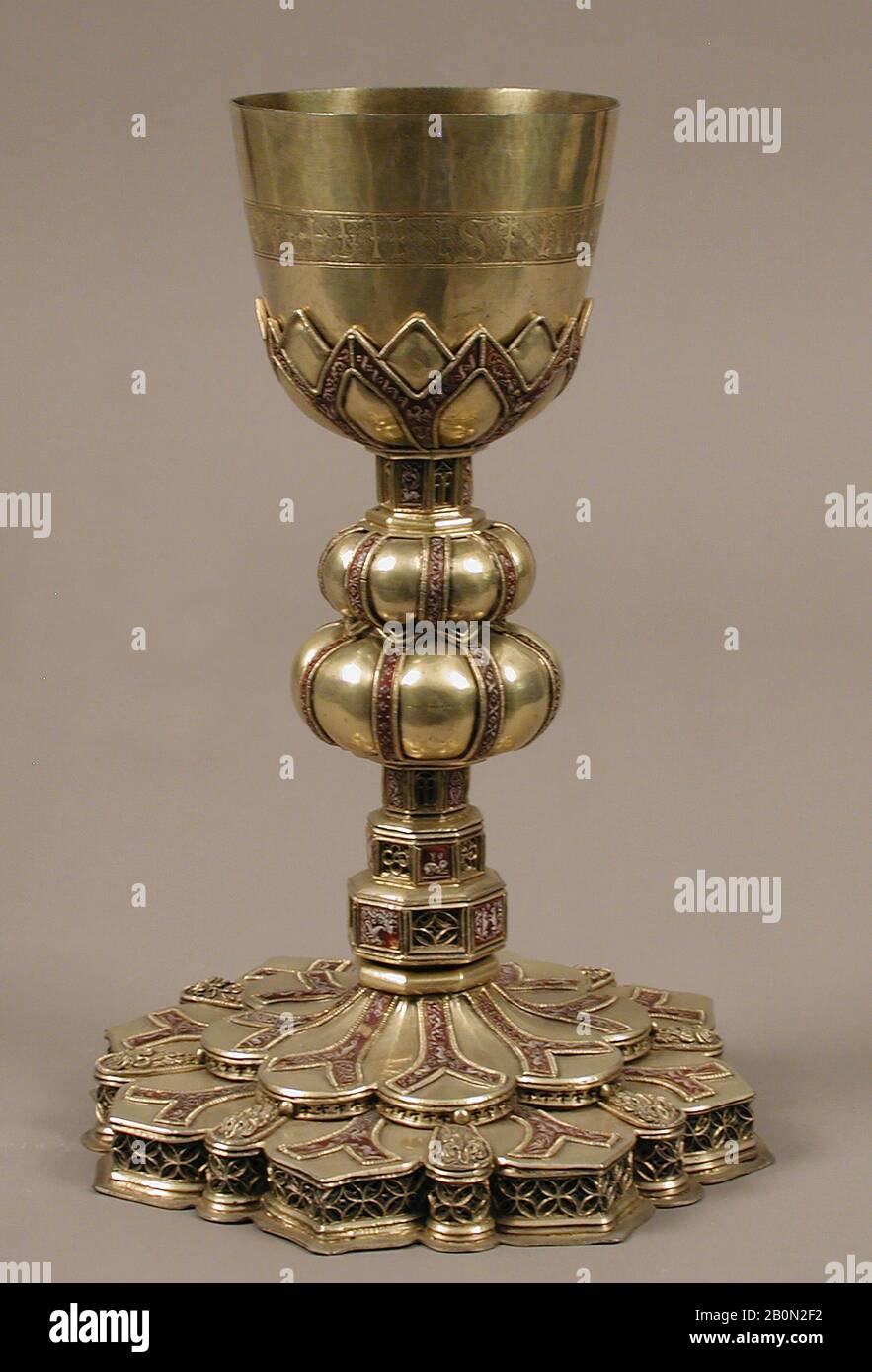 Chalice, espagnol, premier demi-XVIe siècle, espagnol, doré d'argent, émail, Total : 10 11/16 x 7 1/2 x 7 1/8 po. (27,2 x 19,1 x 18,1 cm), tasse : 3 5/16 x 4 1/16 po. (8,4 x 10,3 cm), Métal-argent Banque D'Images