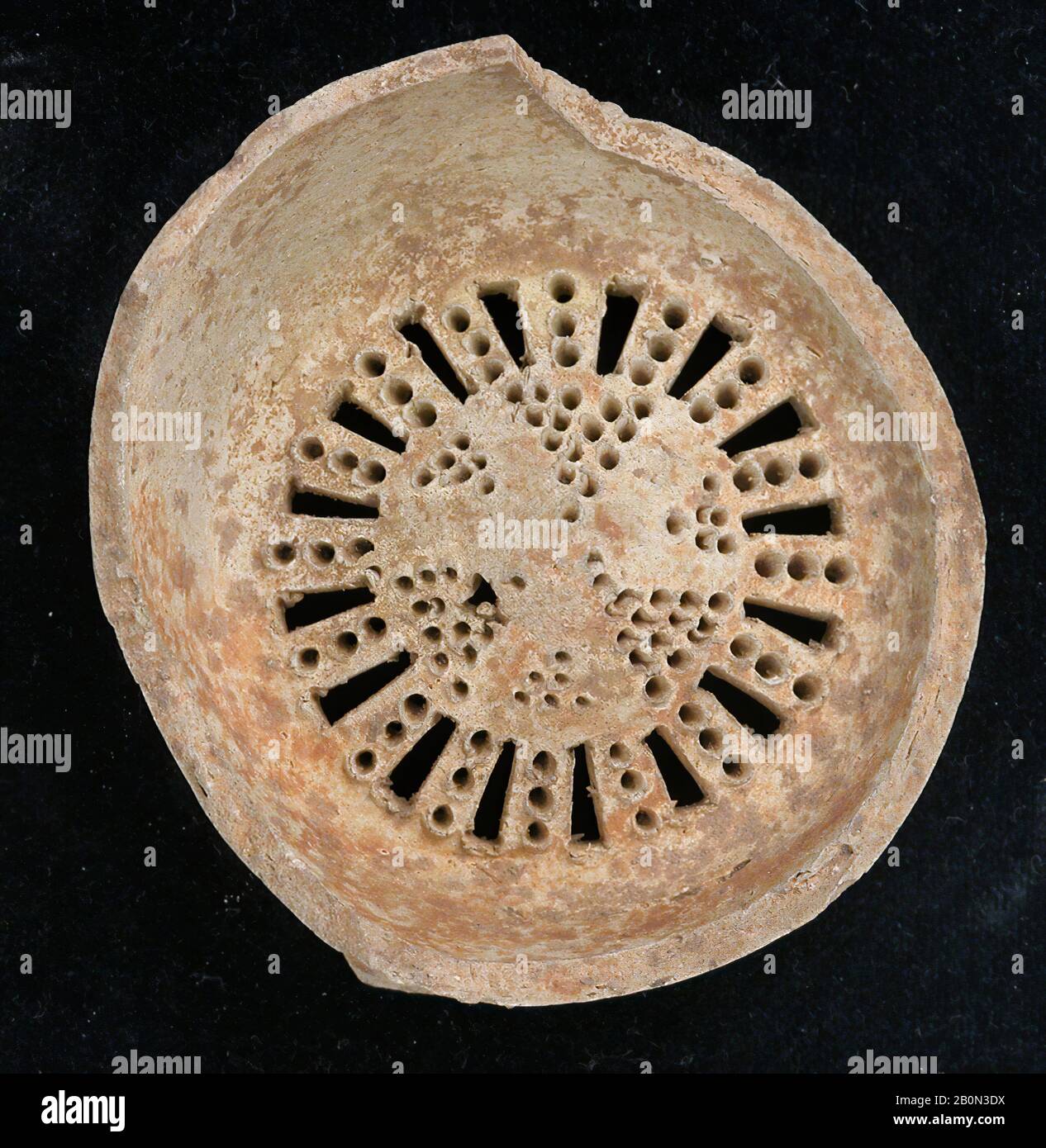 Filtre à eau, filtre à eau, XIVe–XVe siècle, Attribué à l'Egypte, Faïence, H. 1 9/16 in. (4 cm), W. 3 1/16 po. (7,8 cm), D. 2 3/4 po. (7 cm), Poids 1,6 oz. (45,4 g), céramique Banque D'Images