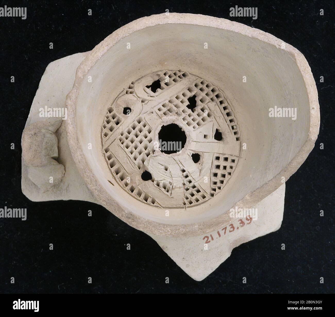 Filtre à eau, filtre à eau, XIVe–XVe siècle, Attribué à l'Egypte, Faïence, H. 2 3/16 in. (5,6 cm), avec 3 5/8 po. (9,2 cm), D. 2 15/16 po. (7,5 cm), Poids 2,7 oz. (76,6 g), céramique Banque D'Images