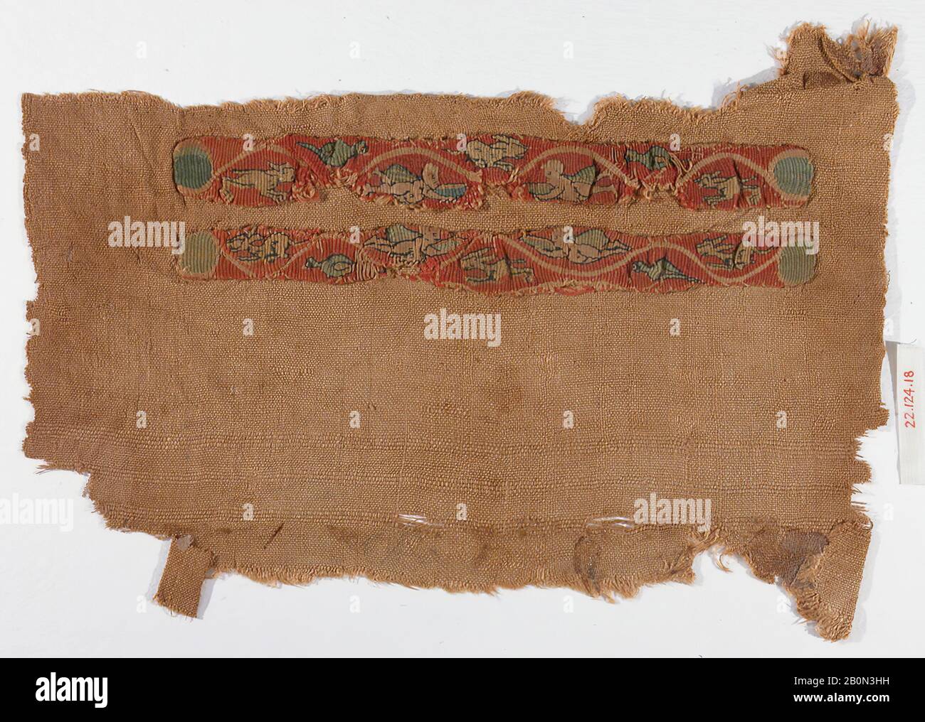 Fragment, du 4ème au 6ème siècle, Attribué à l'Egypte, lin, laine, 6,12 po. De haut 11,87 po. De large (15,5 cm de haut 30,1 cm de large), textiles Banque D'Images