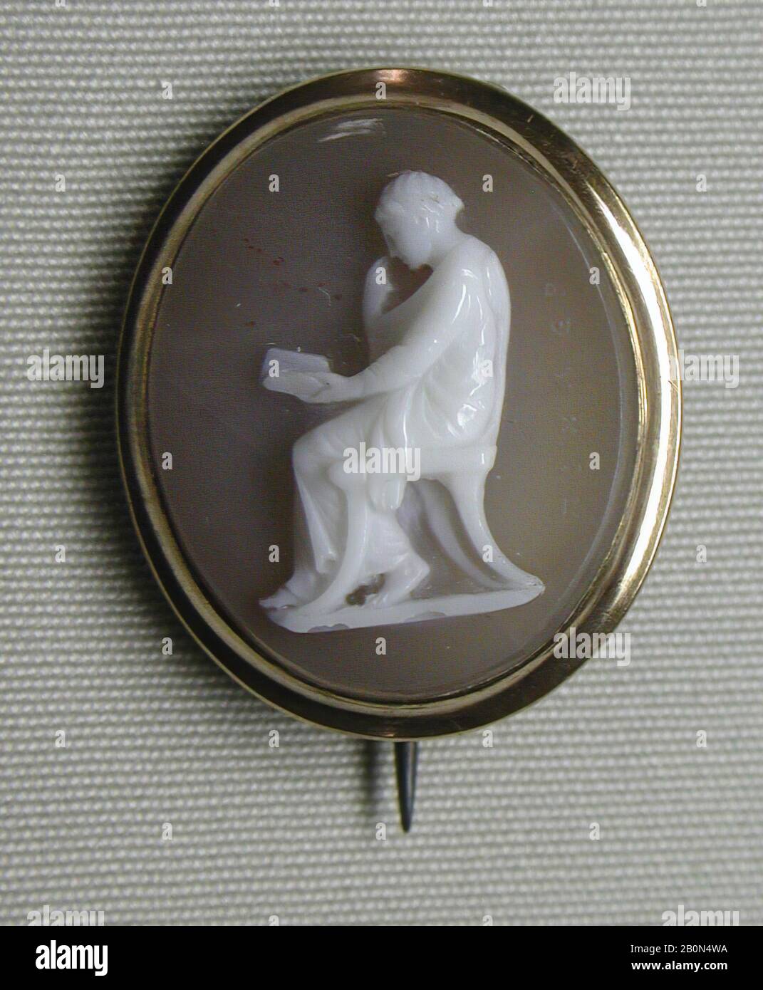 Giovanni Pichler, figure féminine Assise, italien, Giovanni Pichler (italien, Naples 1734–1791 Rome), XVIIIe siècle, italien, sardonyx et or, Dans L'Ensemble : (2,3 cm) ; caméo visible : 20,3 x 16,7 mm, Labidary Work-Gems Banque D'Images