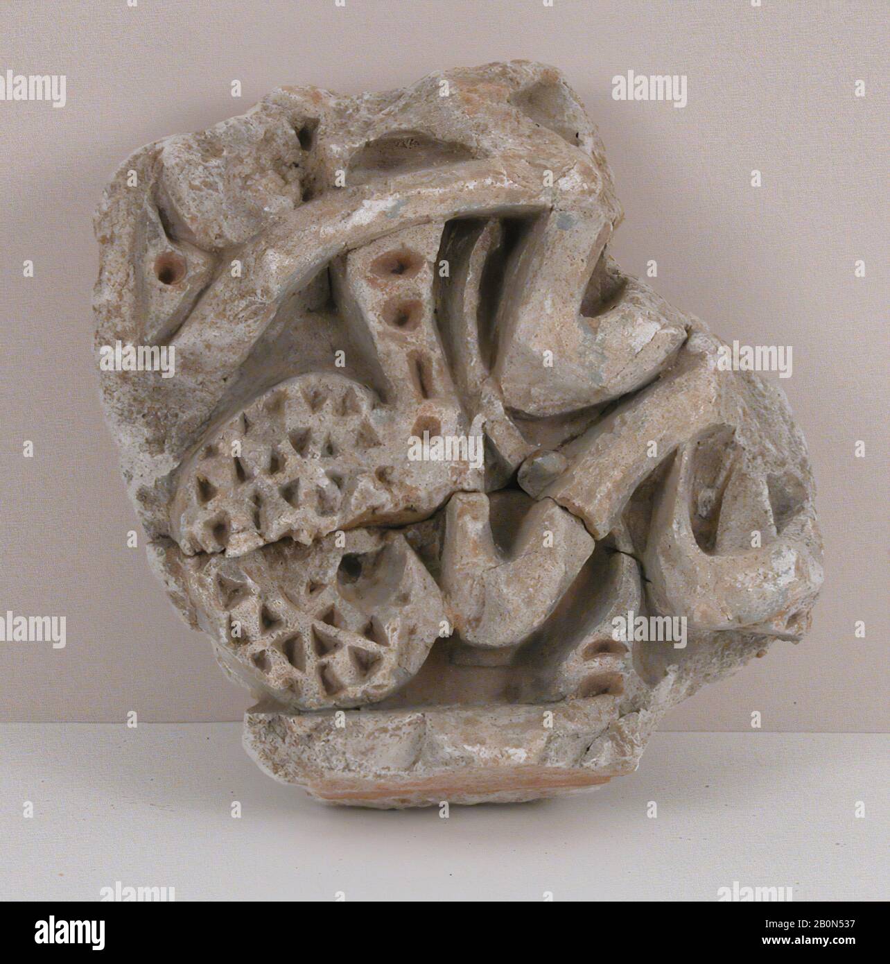 Fragment, XIe siècle, Creusé en Iran, Nishapur, Plaster; sculpté et peint, H. 7 3/4 in. (19,7 cm), avec 7 1/2 po. (19,1 cm), D. 2 5/8 po. (6,7 cm), Poids 34,4 oz. (975.333 g), Sculpture Banque D'Images