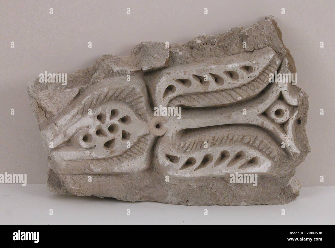 Fragment, 9e-10e siècle, l'objet de fouilles en Iran, Nishapur, plâtre, stuc, sculpté et peint Banque D'Images