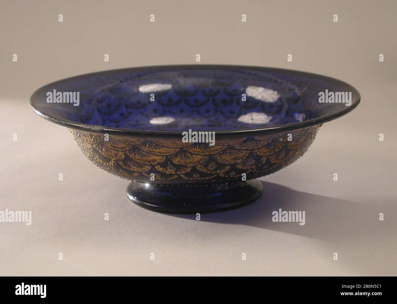 Bol décoré avec un motif à échelle de poisson, italien, Venise (Murano), 1475–1600, italien, Venise (Murano), verre, 2 13/16 × 8 3/4 in. (7,1 × 22,2 cm) ; base : 3 3/4 po. (9,5 cm), verre Banque D'Images