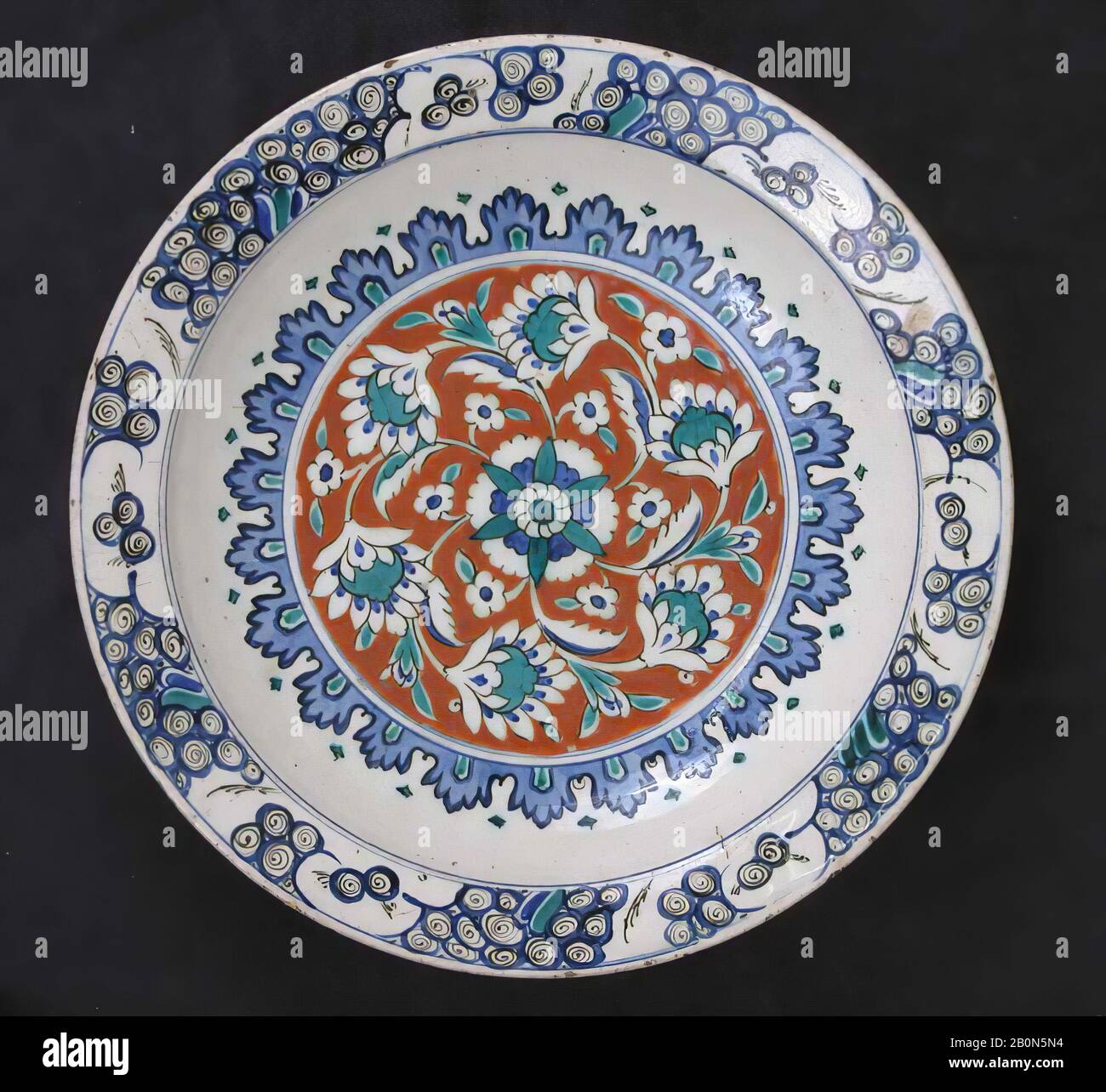 Dish, dernier quart du XVIe siècle, Fait en Turquie, Iznik, Stonepath; polychrome peint sous verglacer transparent, H. 2 5/8 in. (6,7 cm), diam. 14 1/16 po. (35,7 cm), céramique Banque D'Images