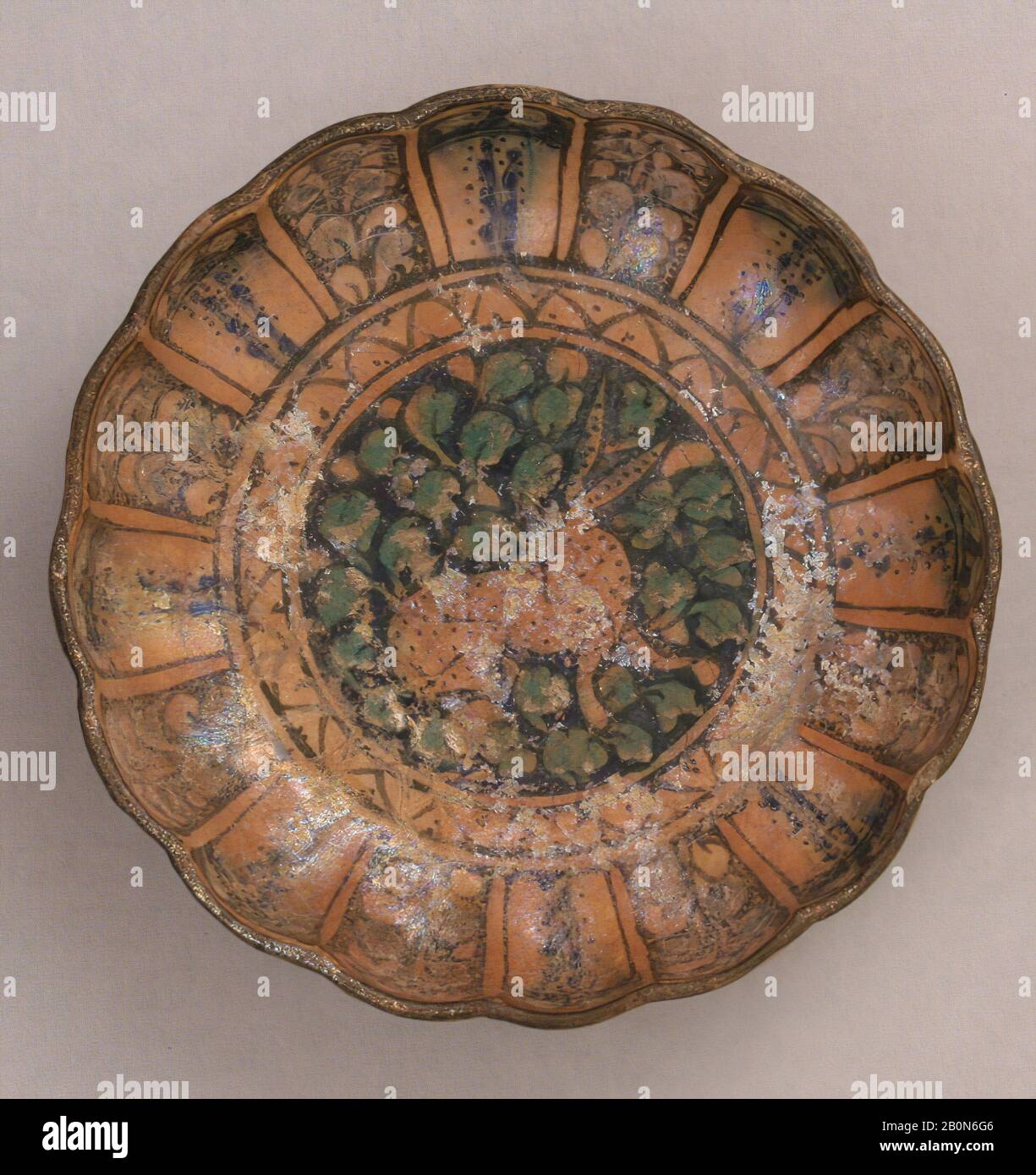 Dish, XIVe siècle, Attribué à l'Iran, Faïence, H. 2 1/8 in. (5,4 cm), diam. 7 po. (17,8 cm), Poids 11,3 oz. (320,4 g), céramique Banque D'Images