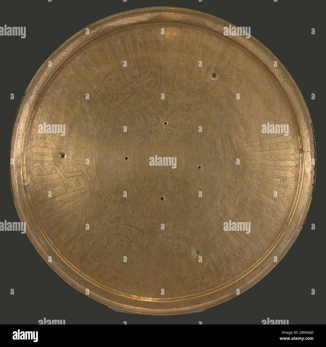 Ahmad ibn Husayn al-Mosuli, plateau du sultan yéménite al-Mu'ayyad ibn Yusuf, Ahmad ibn Husayn al-Mosuli, plateau, CA. 1296–1321, Fabriqué en Egypte, le Caire, laiton; incrusté d'argent, Max. Diam. 30 5/8 in. (77,8 cm), diam. De la base au sommet de la jante : 1 3/16 po. (3 cm), métal Banque D'Images