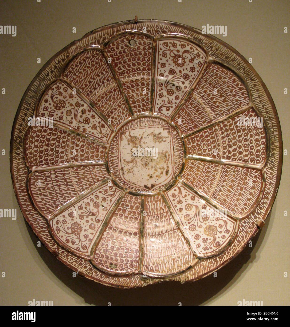 Dish Espagnol Valence Manises Fin Du Xve Siecle Espagnol Valence Manises Faience Peinte A L Etain Et A Lustre Diametre 15 Po 38 1 Cm Ceramique Poterie Photo Stock Alamy