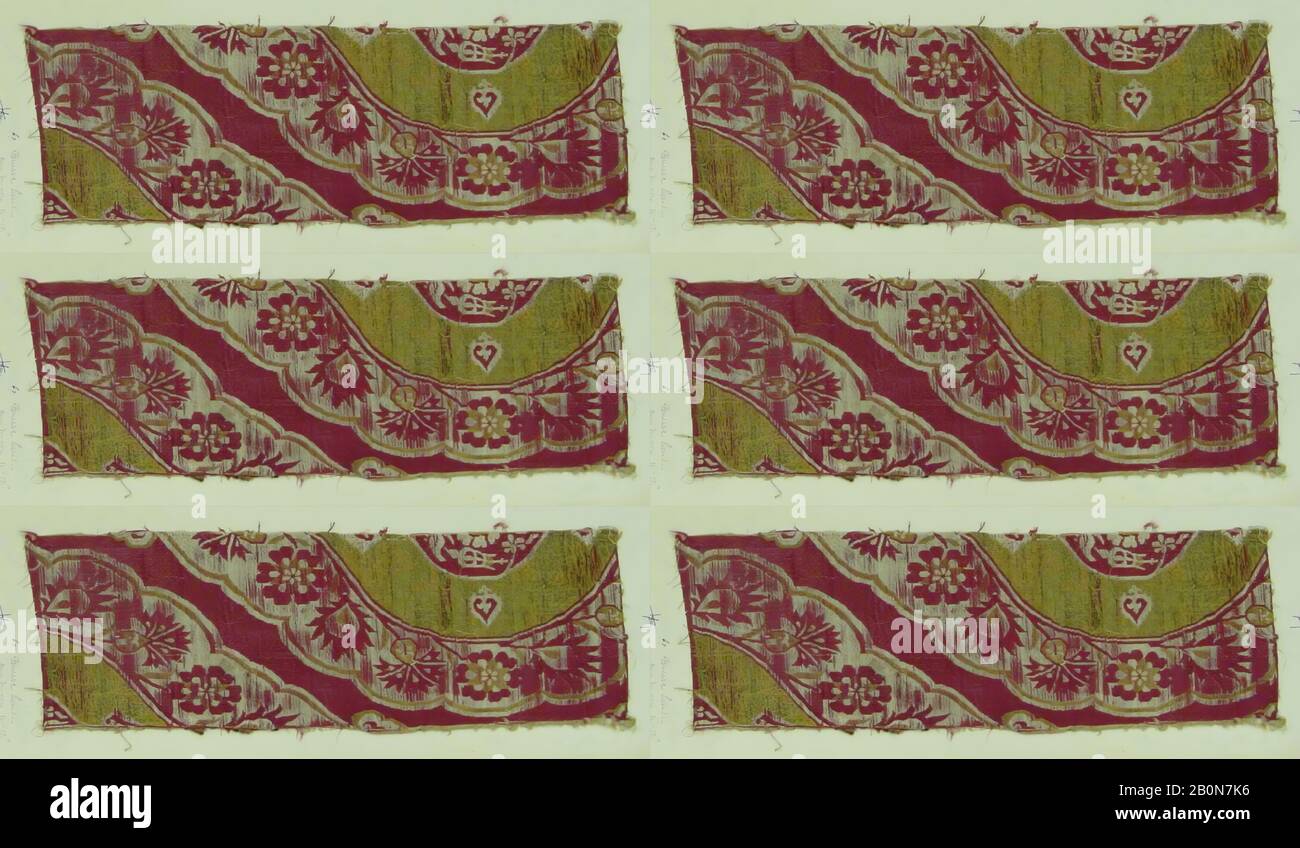 Fragment, du XVIe au XVIIe siècle, Fabriqué en Turquie, soie, filetage métallique, 19 1/4 x 6 3/8 po. (48,9 x 16,2 cm), textiles Banque D'Images