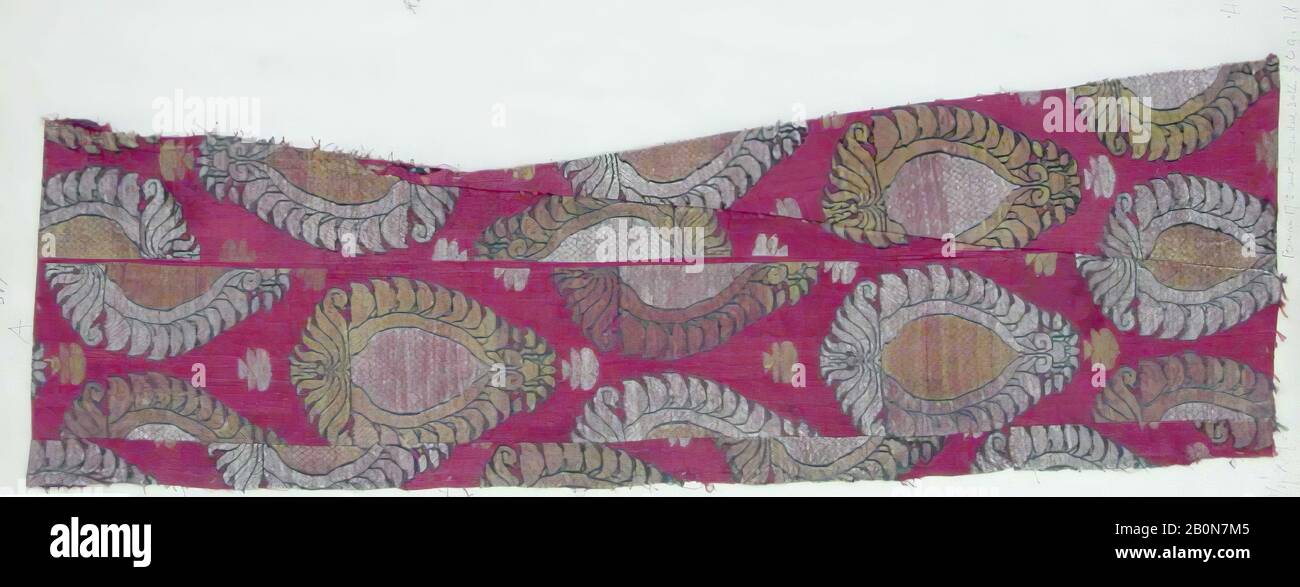 Fragment, XVIIe siècle, Fabriqué en Iran, soie, fil métallique; brocart, piecé, 24 1/8 x 8 po. (61,3 x 20,3 cm), textiles-brocades Banque D'Images