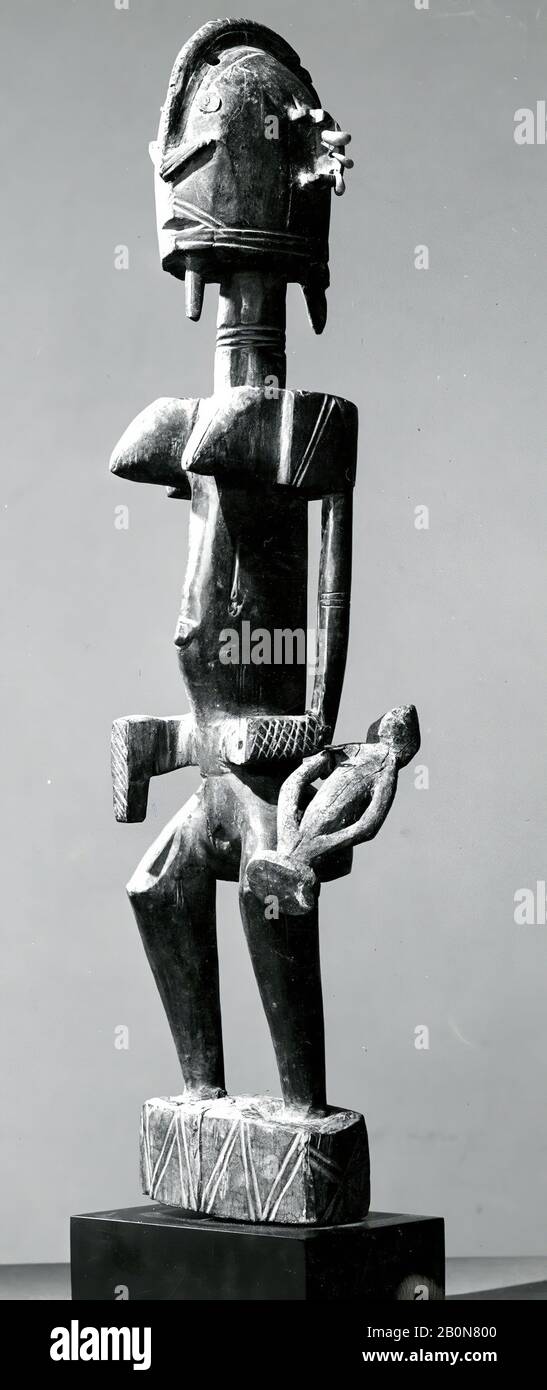 Femme à petite figure, Dogon peuples, XVe–XIXe siècle, Mali, Dogon peuples, Bois, métal, cuir, H. 21 3/4 x W. 4 5/16 x D. 4 in. (55,2 x 10,9 x 10,2 cm), petite figure : H. 5 x W. 1 7/8 x D. 1 3/8 po. (12,7 x 4,7 x 3,5 cm), sculpture sur bois Banque D'Images