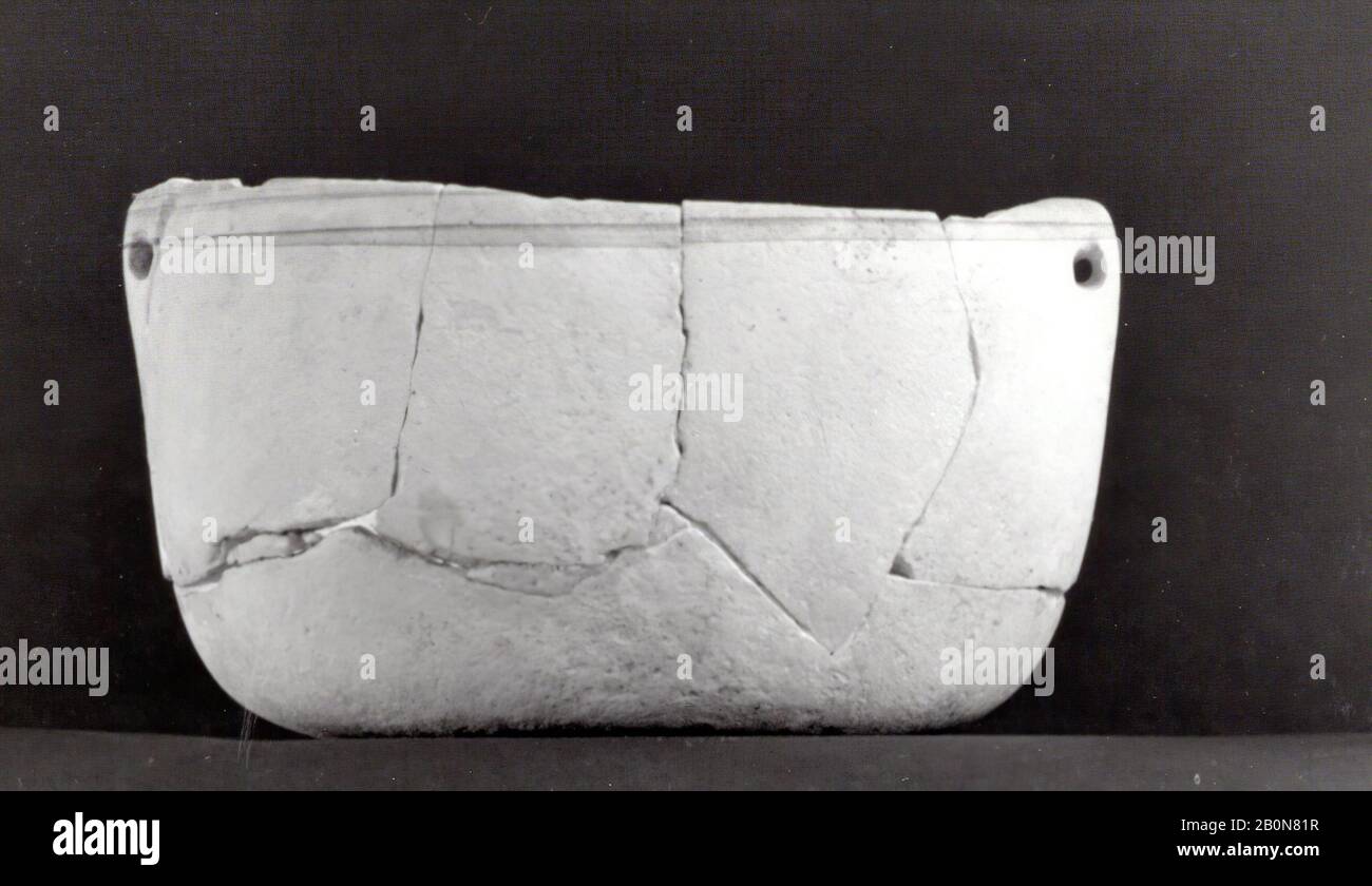 Bol, néolithique, Date CA. Fin du 8ème millénaire C.-B., Syrie, Calacite alabaster, 3,27 x 4,8 x 5,78 po. (8,31 x 12,19 x 14,68 cm), Récipients à pierres Banque D'Images