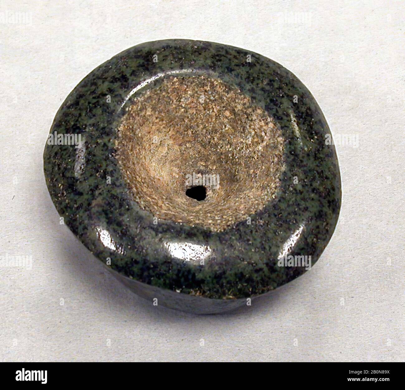 Stone Weight ou Bead, mexicain, avant le XVIe siècle, Mexique, Mésoamerica, Guerrero, région de la rivière Balsas, mexicain, Pierre, hauteur 2-3/16 in., instruments de pierre Banque D'Images