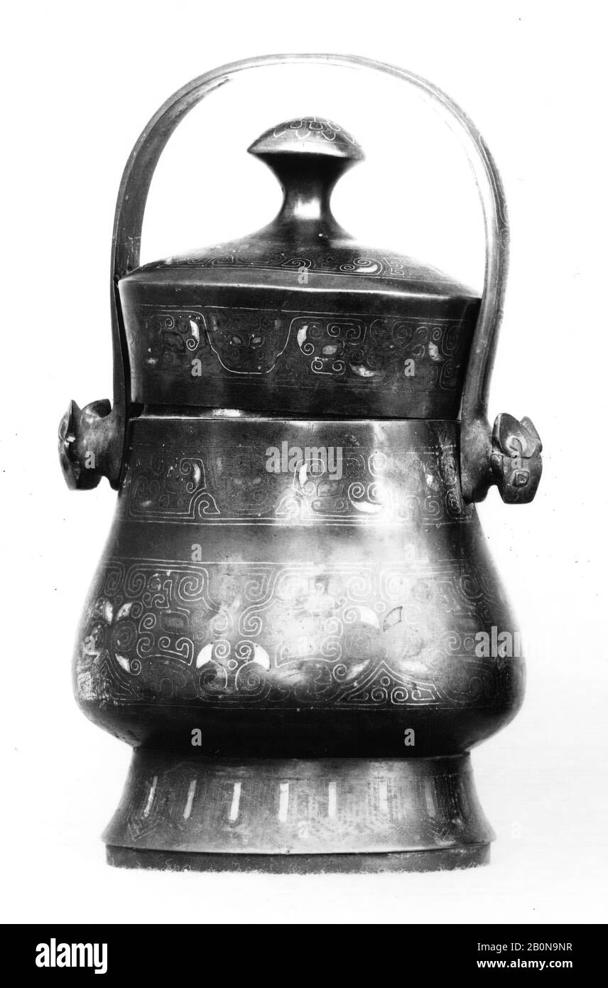 Vessel viticole de Archaistic Design, Chine, dynastie Ming (1368–1644), date du XVIe–XVIIe siècle, Chine, bronze incrusté d'or, d'argent et de laiton, H. 8 po. (20,3 cm), Métal Banque D'Images