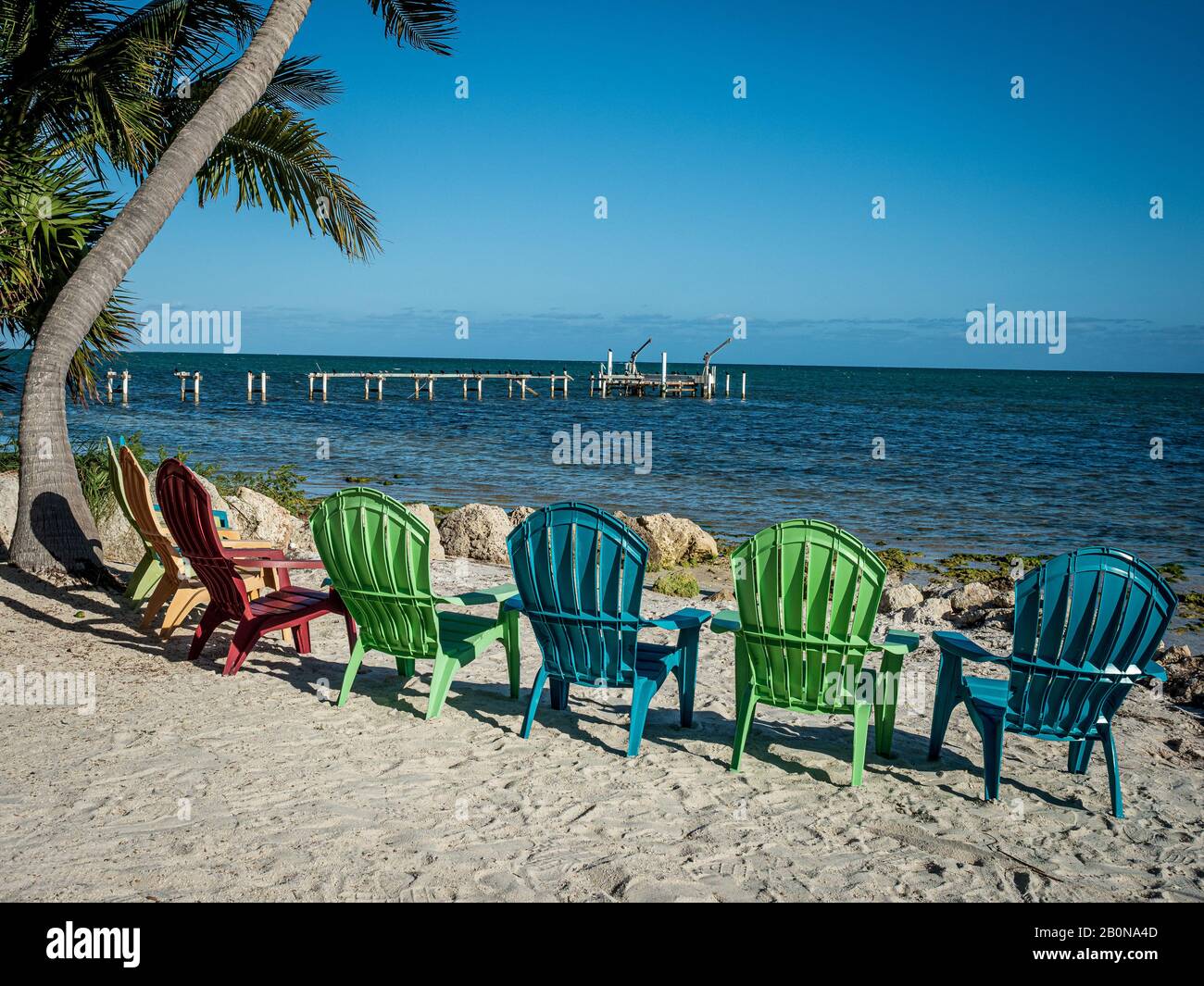 Chaises vides sur une plage Banque D'Images