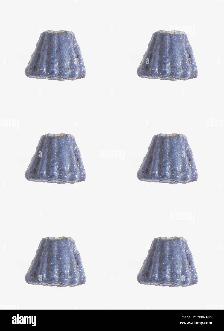 Fragments de pendentif Cornflower, Royaume nouveau, dynastie 18, règne d'Amenhotep III, CA. 1390–1353 C.-B., D'Égypte, de Haute-Égypte, de Thèbes, de Malqata, du Palais d'Amenhotep III, 1910–11, Faience, L. 0,6 cm (1/4 po Banque D'Images