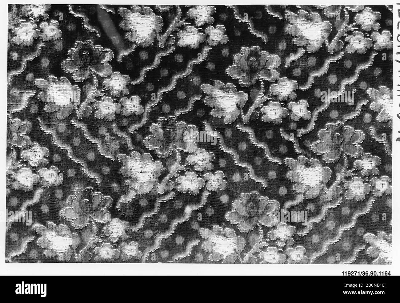 Pièce, française, XVIIIe siècle, française, soie, L. 9 1/2 x W. 5 pouces (24,1 x 12,7 cm), textiles-Velours Banque D'Images