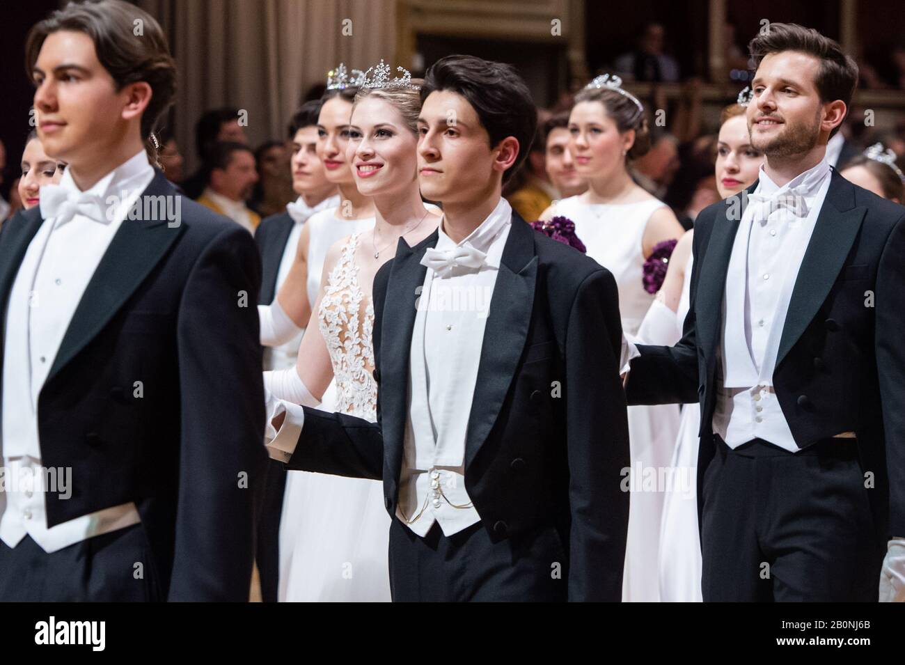 Vienne, Autriche. 20 février 2020. Des danseurs assistent au bal de l'Opéra national à Vienne, en Autriche, le 20 février 2020. Le bal de l'Opéra de Vienne 2020 a eu lieu jeudi soir. Crédit: Guo Chen/Xinhua/Alay Live News Banque D'Images