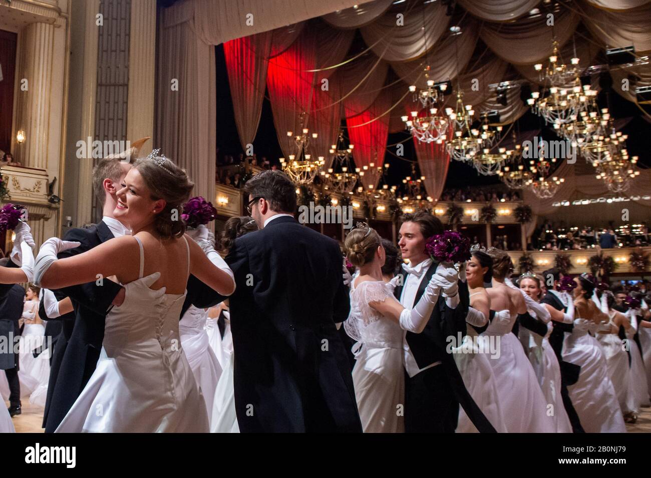 Vienne, Autriche. 20 février 2020. Des danseurs assistent au bal de l'Opéra national à Vienne, en Autriche, le 20 février 2020. Le bal de l'Opéra de Vienne 2020 a eu lieu jeudi soir. Crédit: Guo Chen/Xinhua/Alay Live News Banque D'Images