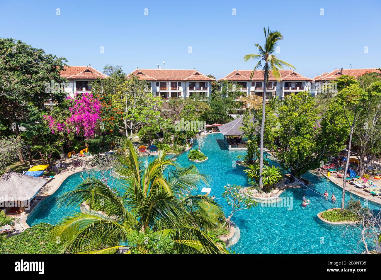 Vue sur le Novotel Bali Nusa Dua, un complexe typique balinais avec un  jardin tropical et une grande piscine Photo Stock - Alamy