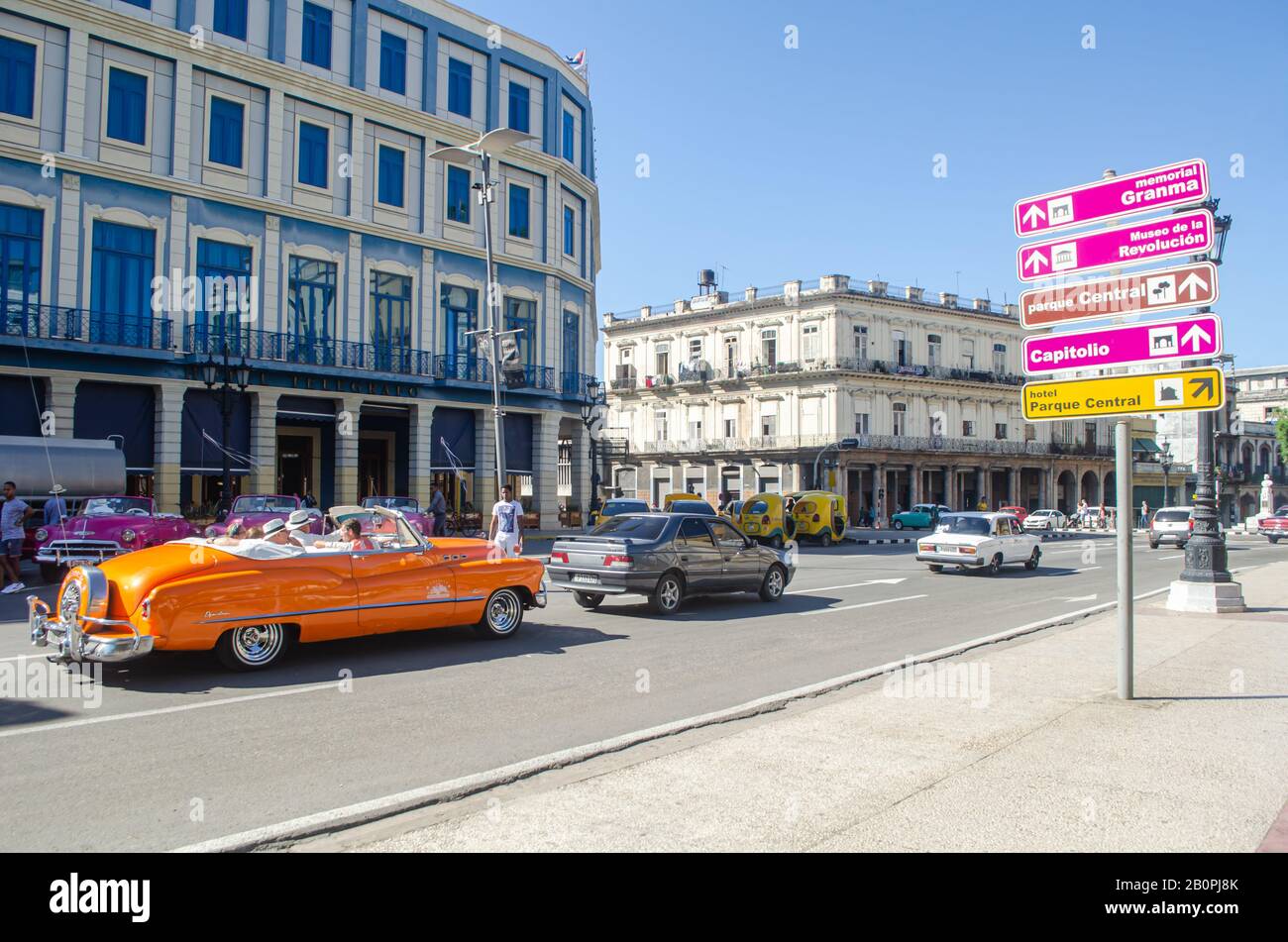 Scène à la Havane à Cuba. Les voitures anciennes circulent le long d'une ville gelée dans le temps Banque D'Images